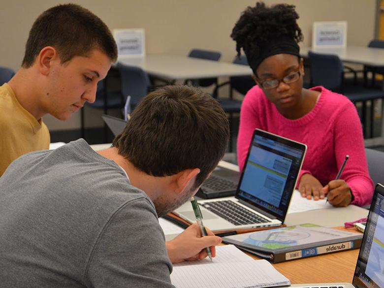 Students studying in the Eiche图书馆